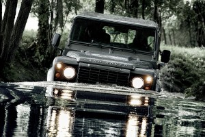 LAND-ROVER-Defender-90-5031_41-300x200 Defender se întoarce