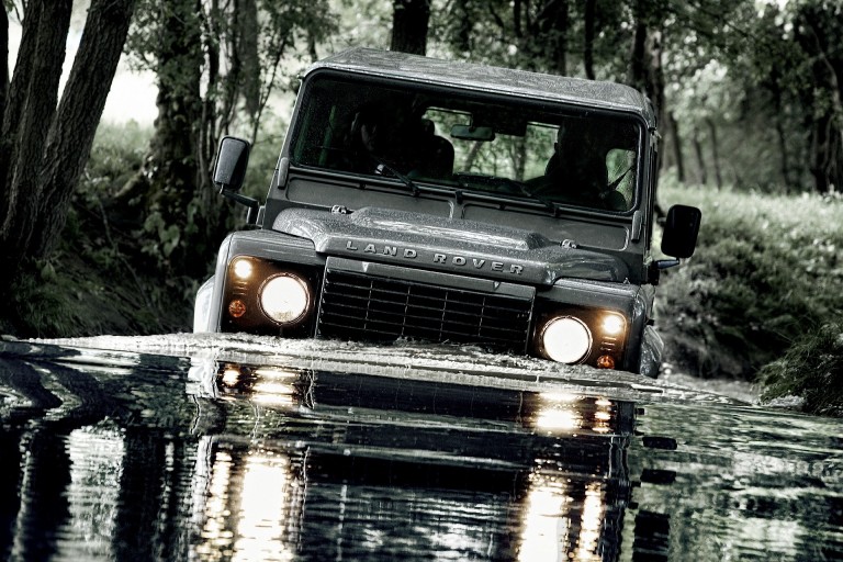 Defender se întoarce