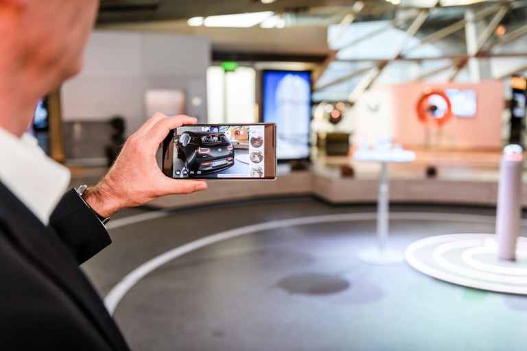 Premieră mondială – aplicaţie BMW i de vizualizare a produsului prin augmented reality