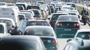 trafic-Medium-700x393-Medium-300x168 APIA anticipează o scădere puternică a vânzărilor de mașini noi în 2017