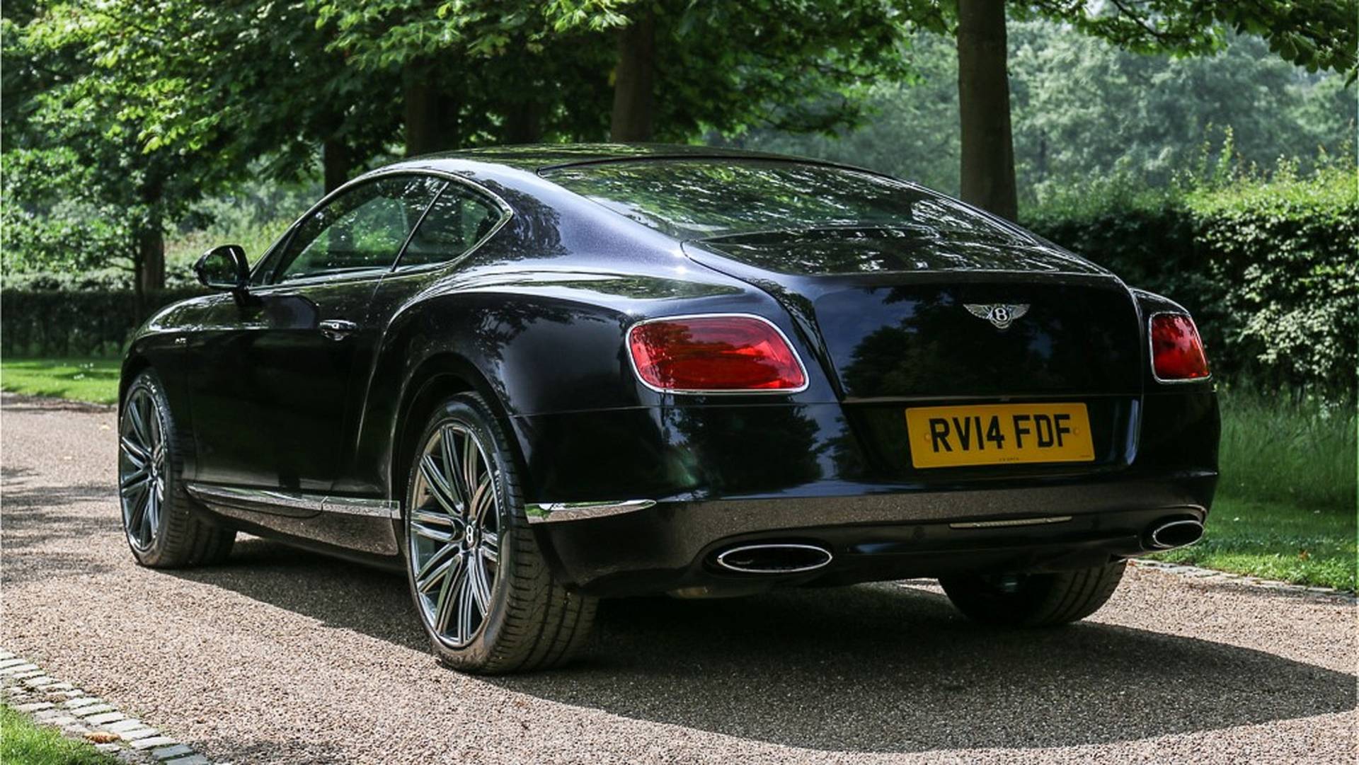 bentley2 Sir Elton John isi scoate la licitatie Bentleyul: Ce suma spera sa obtina