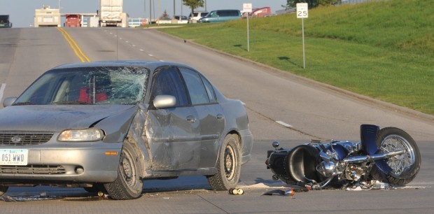 Cum sa nu mori: un ghid de baza pentru impartirea drumului cu masinile motorcycle-crash