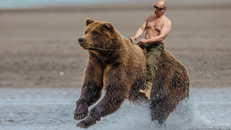 Vladimir Putin este unul dintre noi: el conduce motociclete si nu numai putinbear-770x433