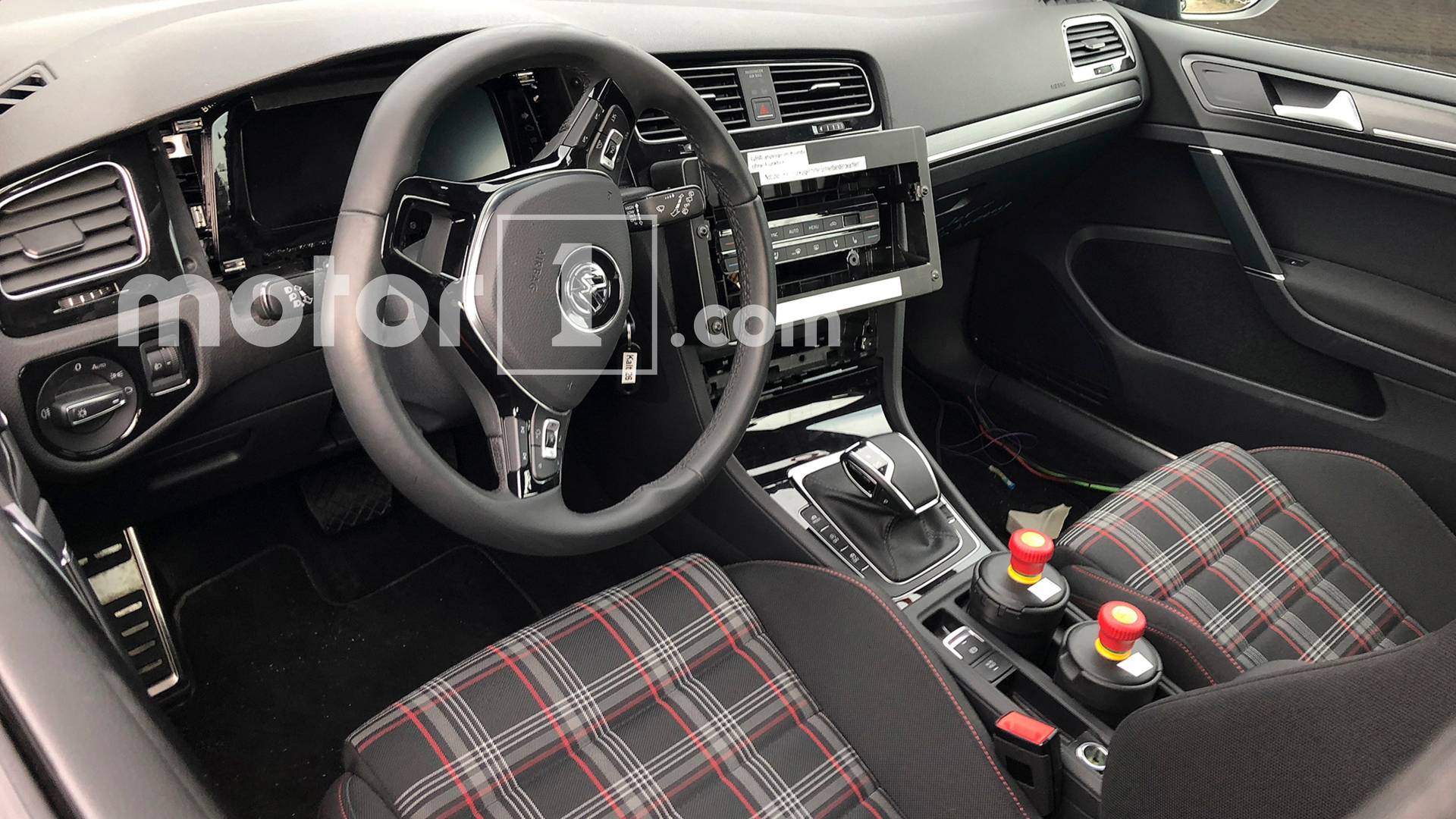 volkswagen-golf-8-test-mule-5 Detalii despre urmatoarea generatie VW Golf apar la suprafata: Vor renunta la Variant?