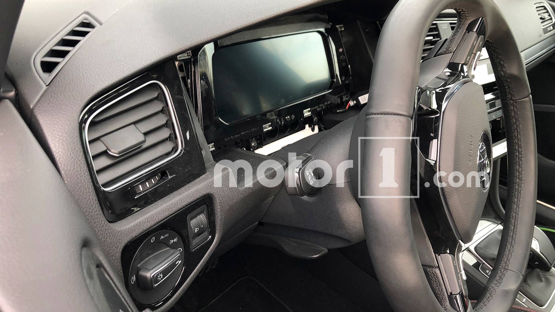 volkswagen-golf-8-test-mule-7 Detalii despre urmatoarea generatie VW Golf apar la suprafata: Vor renunta la Variant?