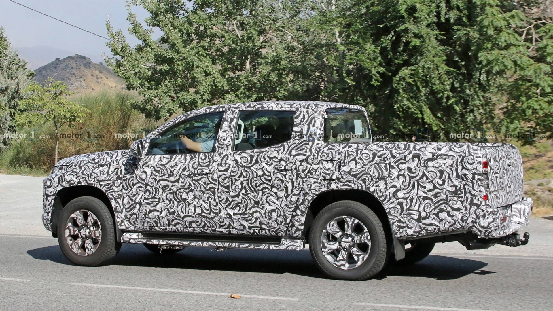 mitsubishi-l200-spy-photo-2 Noul Pickup Mitsubishi L200 apare in noi imagini, lansare programata in 9 noiembrie