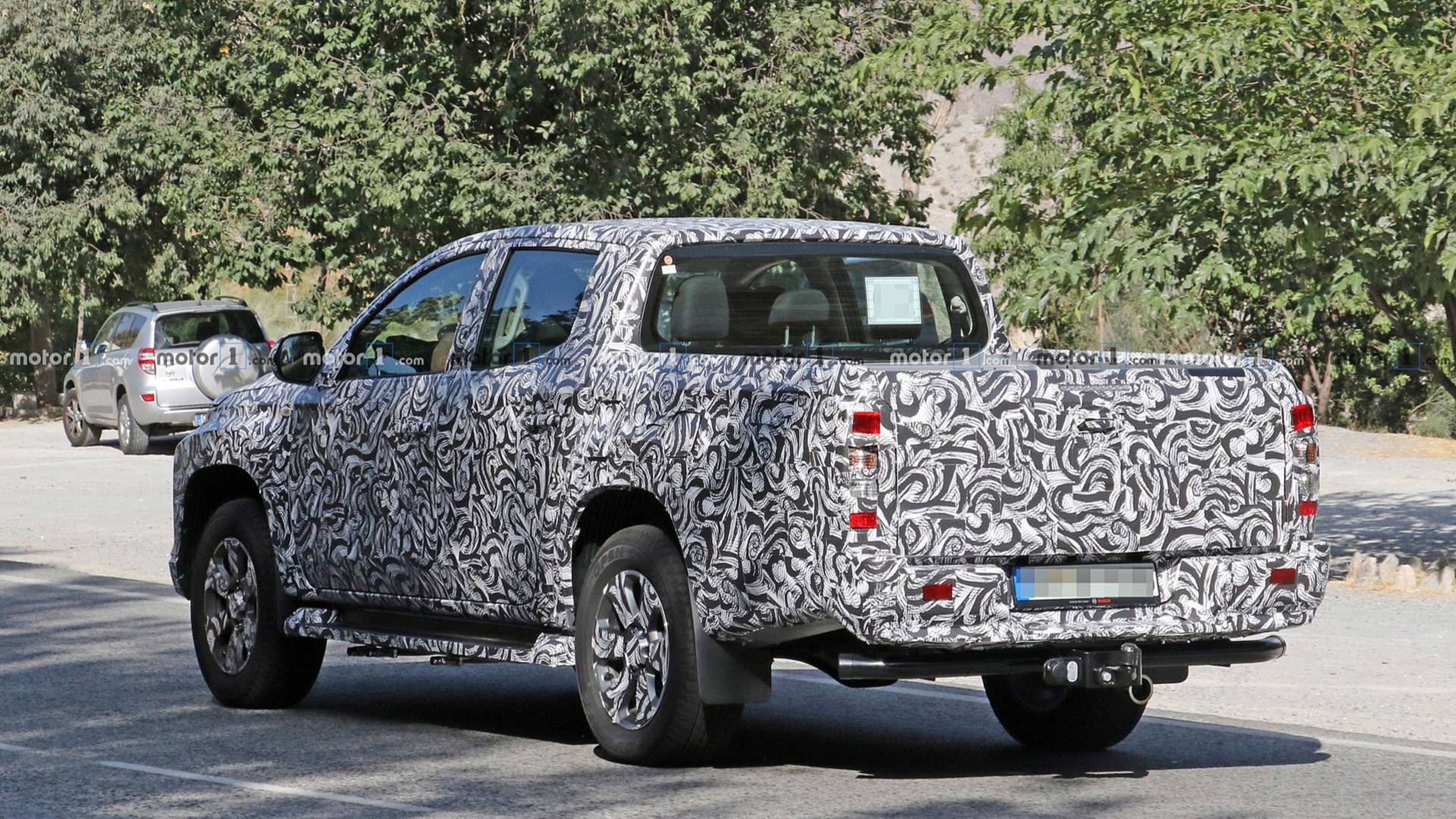 mitsubishi-l200-spy-photo-3 Noul Pickup Mitsubishi L200 apare in noi imagini, lansare programata in 9 noiembrie