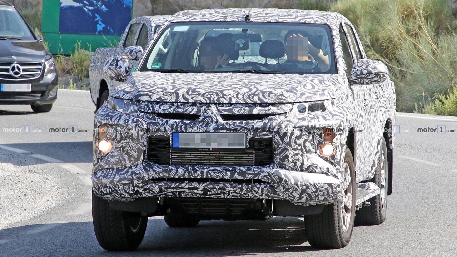 mitsubishi-l200-spy-photo-4 Noul Pickup Mitsubishi L200 apare in noi imagini, lansare programata in 9 noiembrie