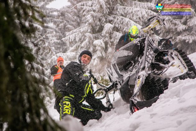51670538_2203532983037047_49373230342864896_o-630x420 Spectacol cu snowmobile la Stana de Vale