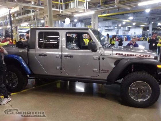 First-Production-Jeep-Gladiator-Pickup-561x420 Noul Jeep Gladiator a intrat in productie