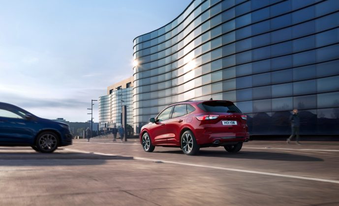 Ford-Kuga-5-689x420 Ford Kuga primeste o noua generatie. Sculpturala si electrificata!