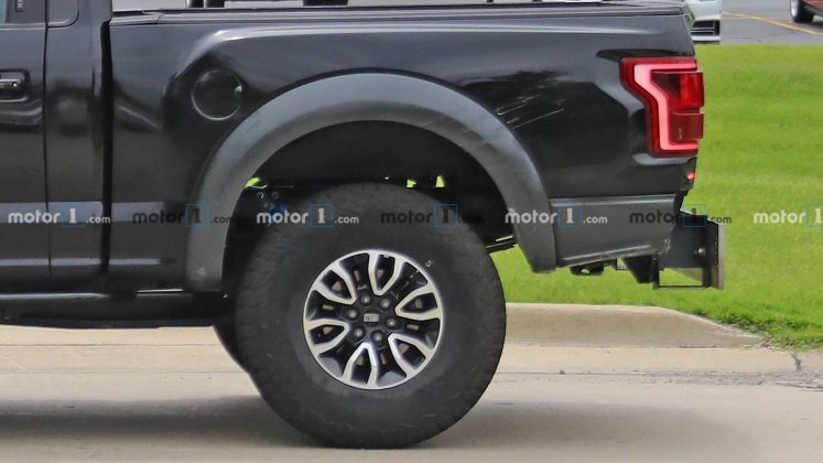 pick-up-Ford-Bronco5-747x420 Pick-up derivat din Ford Bronco? Asa se pare!