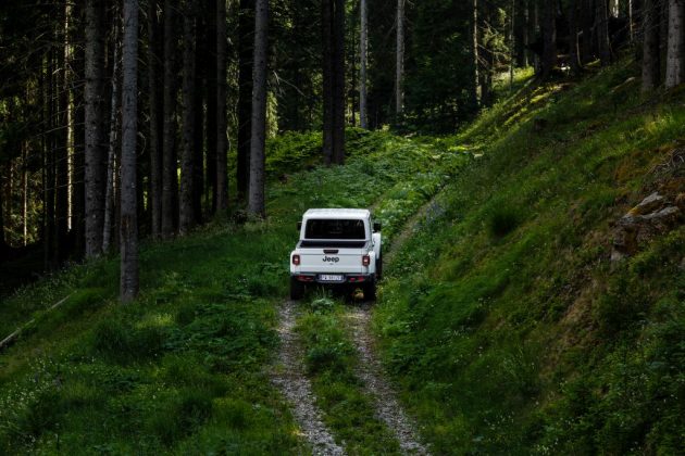New-Jeep-Gladiator-22-630x420 Gladiator surprins in varful Dolomitilor!