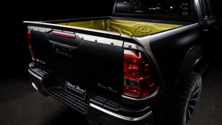 Toyota-Hilux-Black-Bison_3-746x420 Toyota Hilux primeste "tratamentul" Black Bison