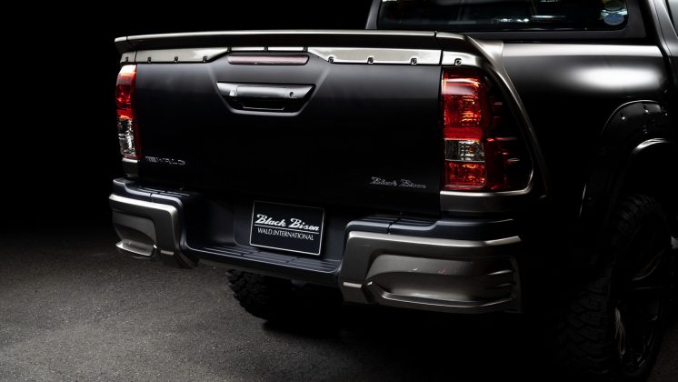 Toyota-Hilux-Black-Bison_4-746x420 Toyota Hilux primeste "tratamentul" Black Bison