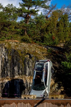 274392_Volvo_Cars_drops_new_cars_from_30_metres_to_help_rescue_services_save-280x420 Volvo Cars pune la cale un ”extreme crash-test”