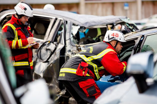 274399_Volvo_Cars_drops_new_cars_from_30_metres_to_help_rescue_services_save-630x420 Volvo Cars pune la cale un ”extreme crash-test”