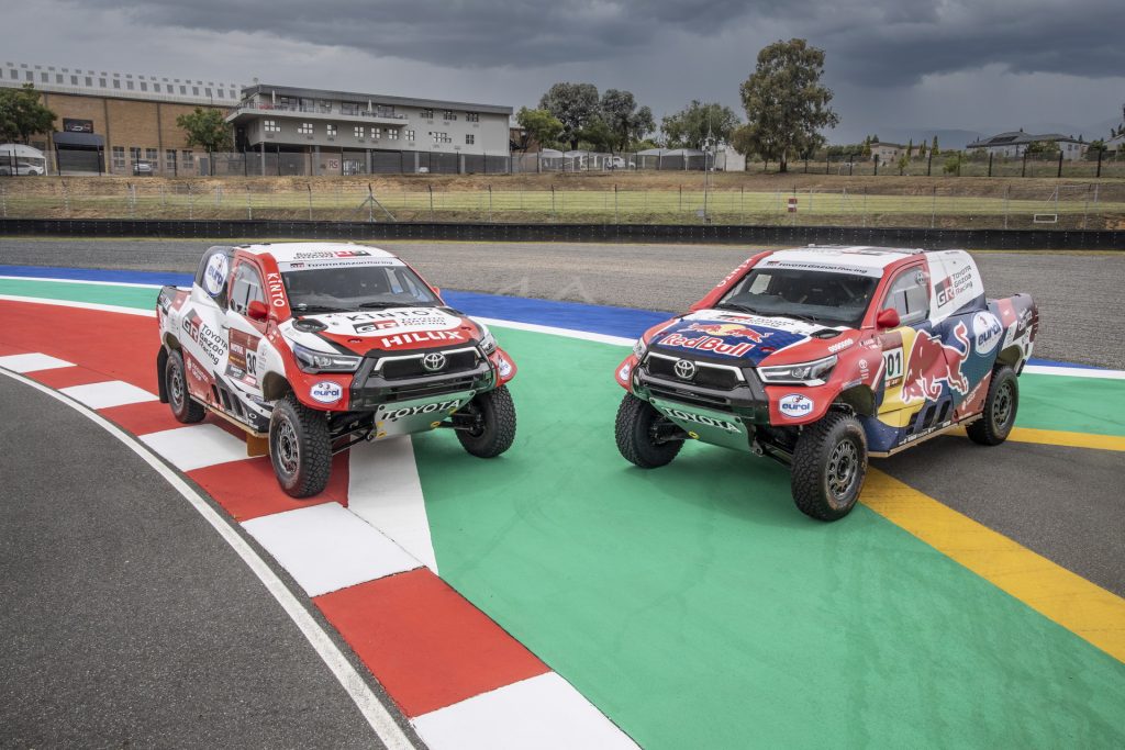Toyota-Gazoo-Racing-12-1024x683 Toyota Gazoo Racing, cu 4 Hilux V8 la Dakar 2021