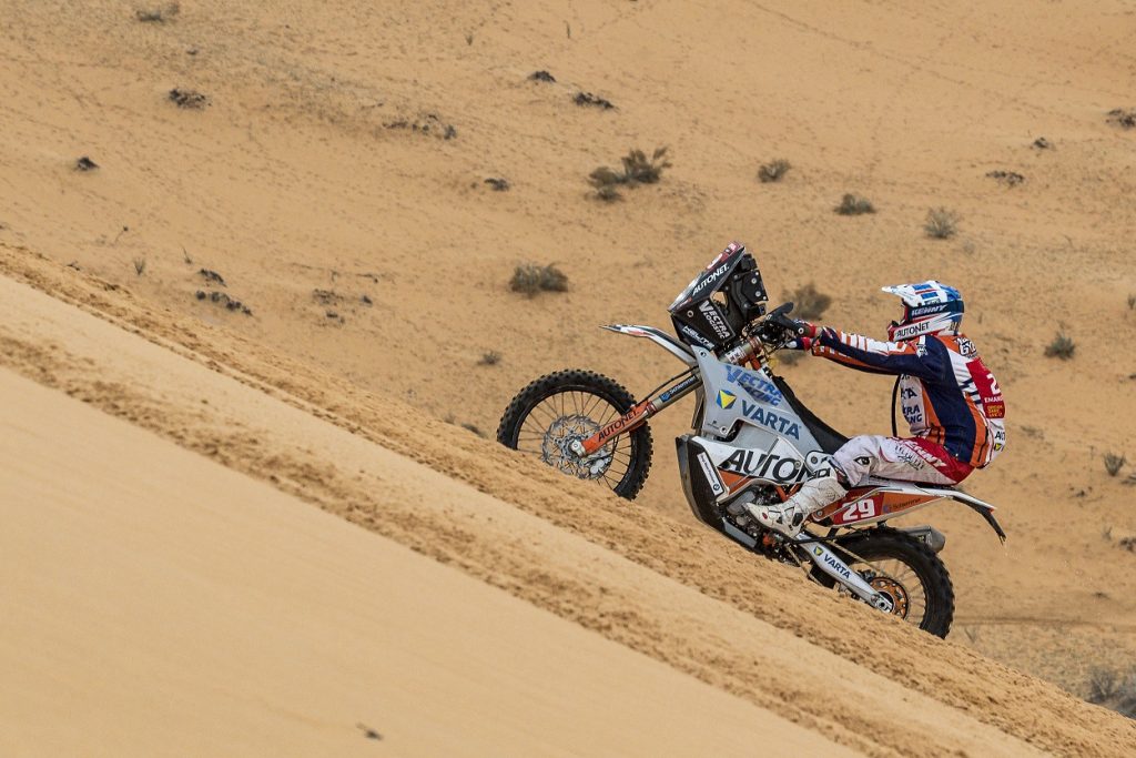 Mani Gyenes termină Dakar 2021 cu două podiumuri Mani-Gyenes-urcand-o-duna-cu-nisip-ud-in-timpul-Dakar-2021-foto-RallyZOne-1024x683