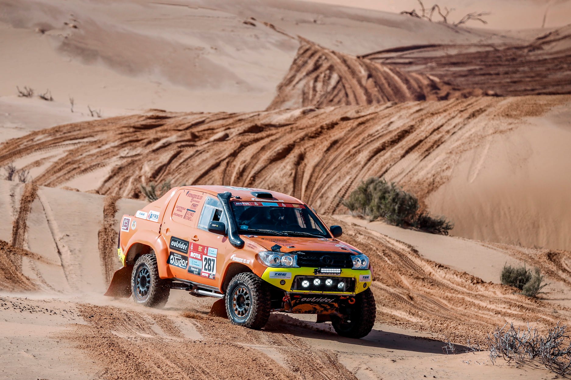 Dakar 2022: Al-Attiyah și Sam Sunderland conduc după etapa maraton ”ruptă”. Românii merg mai departe. Video Transilvania-Rally-Ria-11