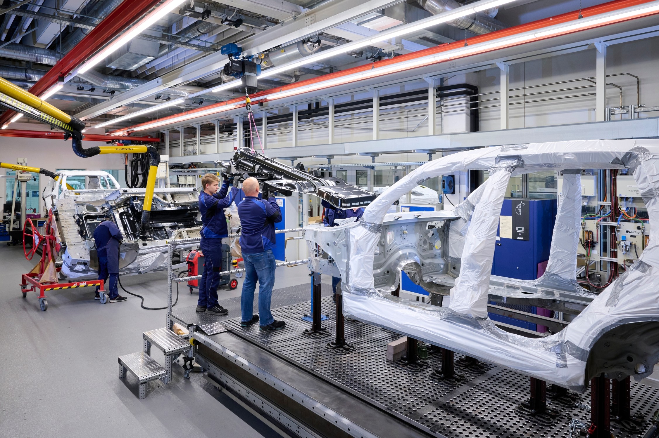 BMW Group începe producţia de serie mică a modelelor alimentate cu hidrogen P90489904_lowRes_production-bmw-ix5-h