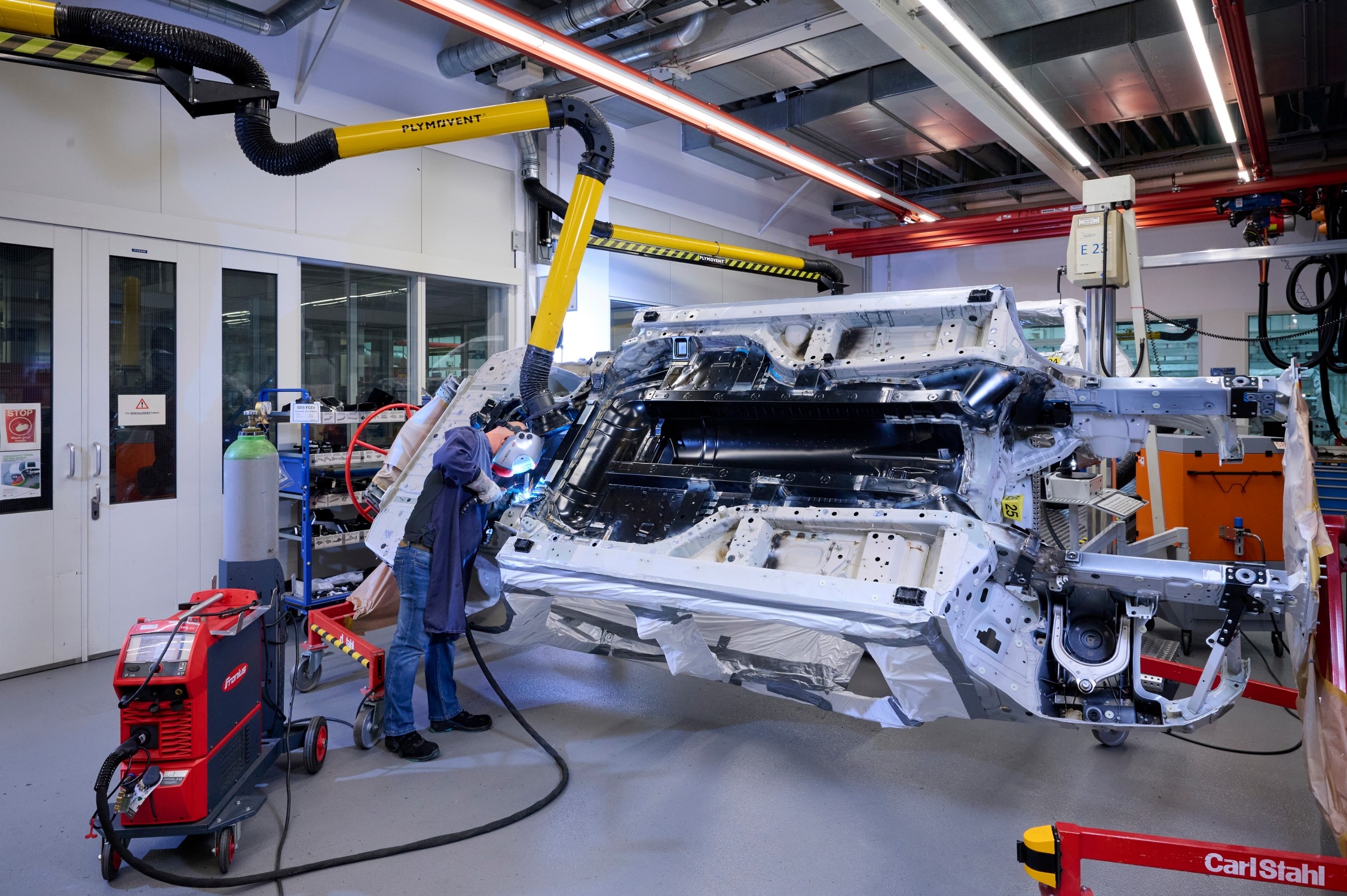 BMW Group începe producţia de serie mică a modelelor alimentate cu hidrogen P90489908_lowRes_production-bmw-ix5-h