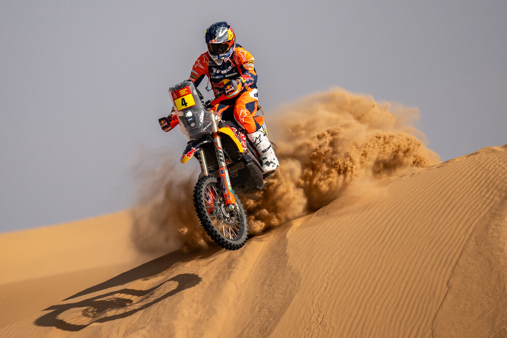 664055_daniel-sanders_KTM_Dakar-Rally-2025_Saudi-Arabia_Stage7_0477_Stage-7 Red Bull KTM: Victorie dublă în etapa 7 a Raliului Dakar 2025