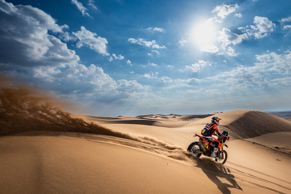 664057_daniel-sanders_KTM_Dakar-Rally-2025_Saudi-Arabia_Stage7_0482_Stage-7 Red Bull KTM: Victorie dublă în etapa 7 a Raliului Dakar 2025
