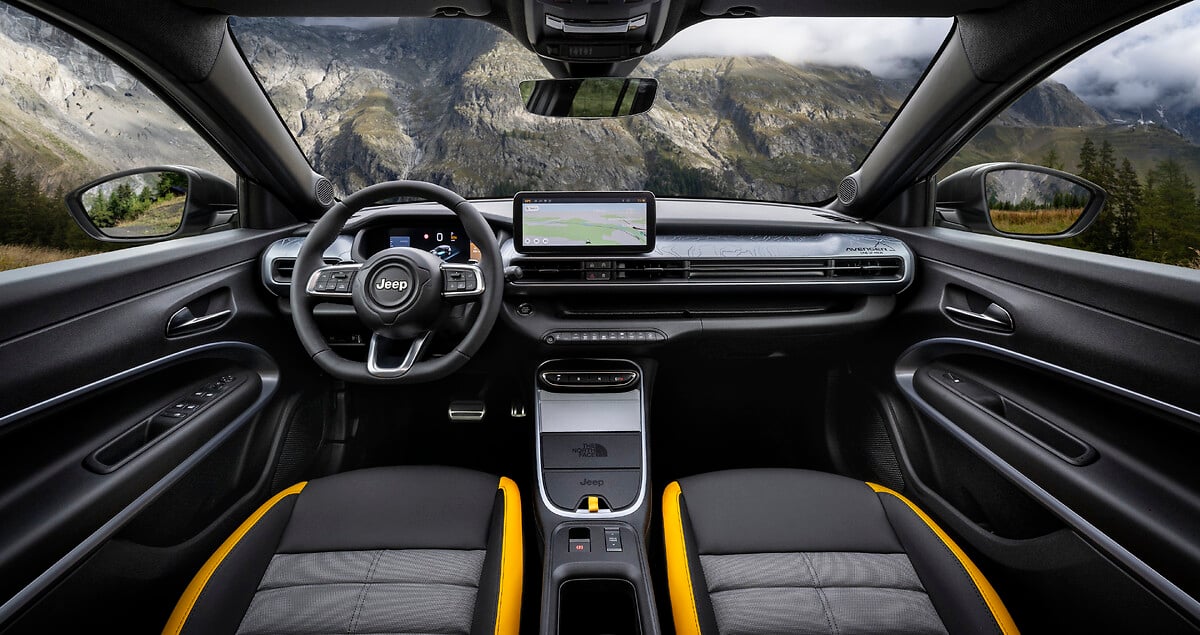 interior-jeep-avenger-4xe Jeep® la Salonul Auto de la Bruxelles 2025: Premieră pentru Avenger 4xe The North Face Edition și alte modele emblematicee