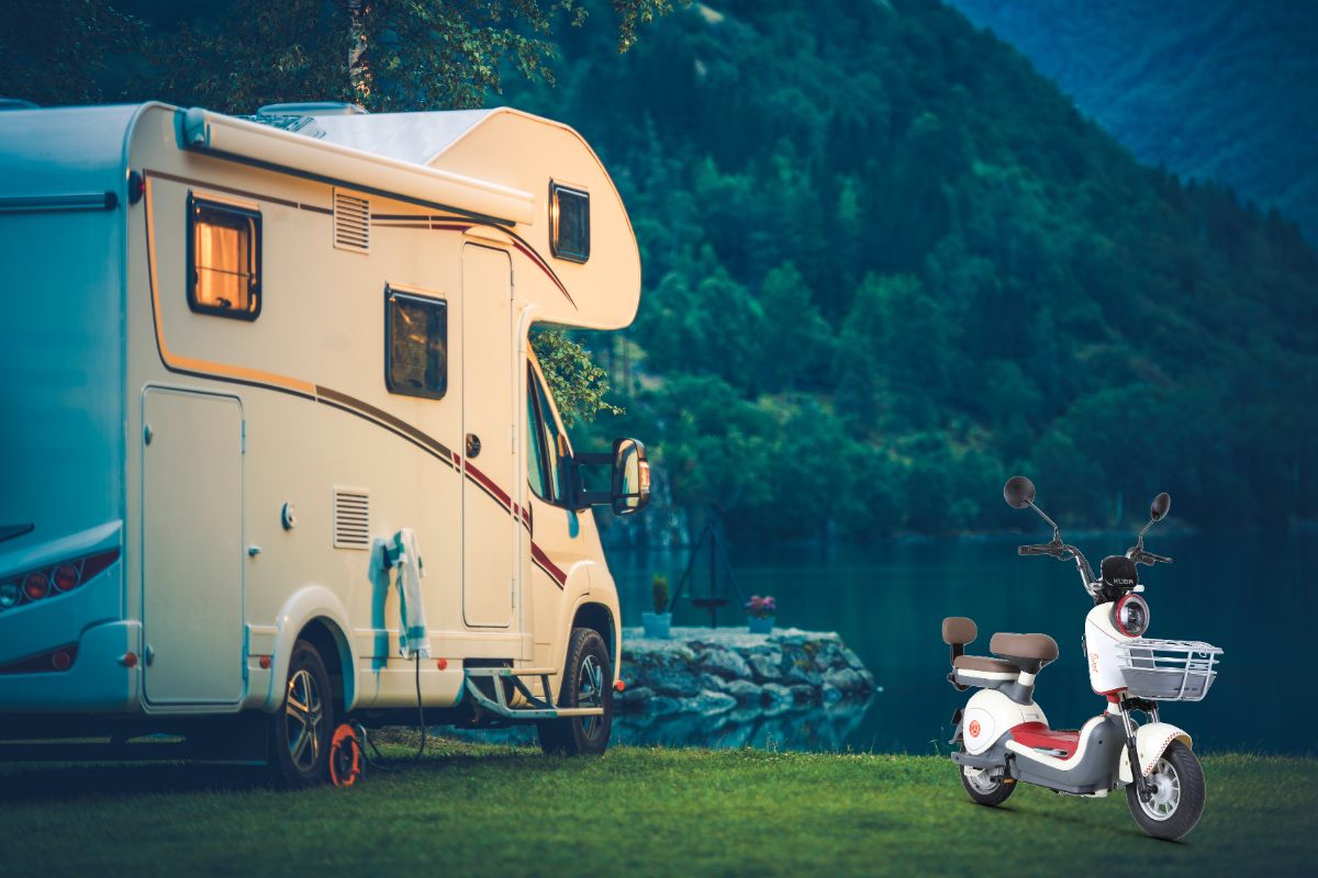 scuter-electric-camping-rulota Scutere electrice fără permis – ghid complet pentru mobilitate urbană, utilizare locală și camping