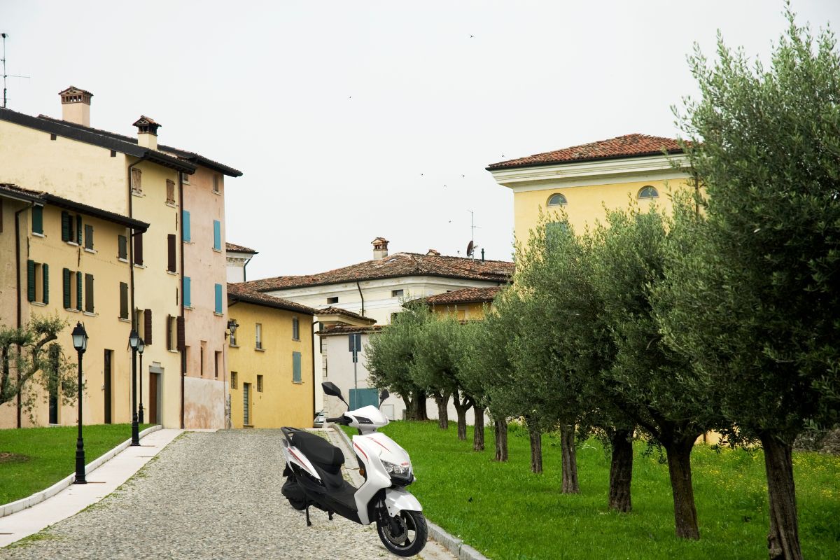 scuter-electric-mediu-rural Scutere electrice fără permis – ghid complet pentru mobilitate urbană, utilizare locală și camping
